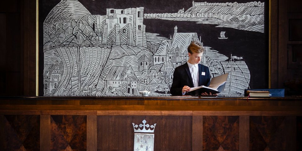 Recepcja Hotelu Król Kazimierz dostępna jest dla gości przez całą dobę