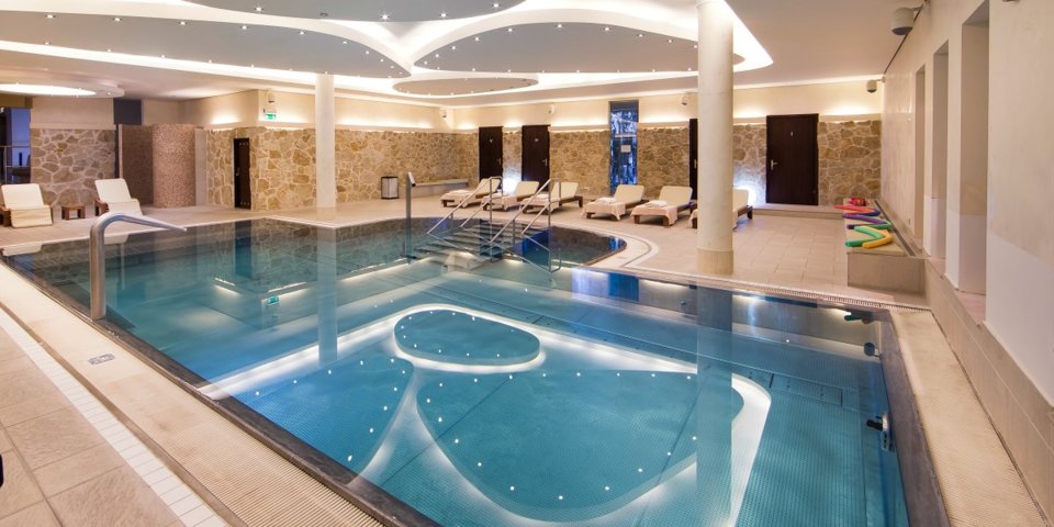 Hotel jest urokliwie położony i dysponuje przyjemną strefą wellness z basenem