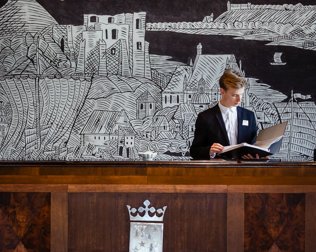 Recepcja Hotelu Król Kazimierz dostępna jest dla gości przez całą dobę