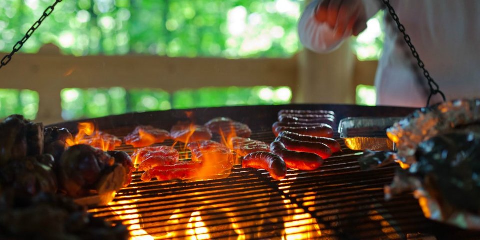 Duży grill umożliwia przygotowanie pysznych przysmaków