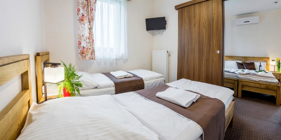 W większości pokoi znajdują się łóżka pojedyncze, które można zsunąć
