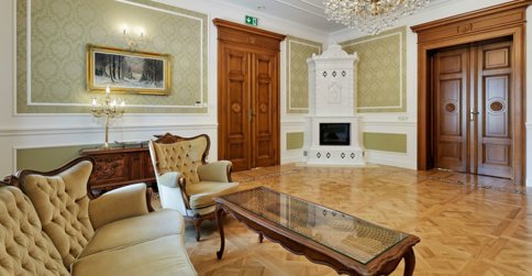 Pałacowe wnętrza urządzono z przepychem w bogatym, szlacheckim stylu
