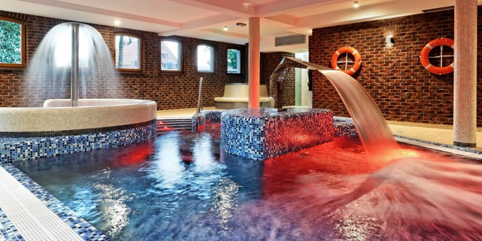Luksusowy basen z atrakcjami wodnymi króluje w strefie wellness