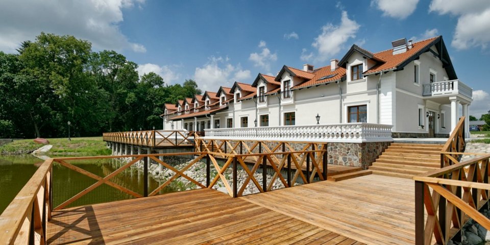 Atutem Restauracji Szlacheckiej jest taras wychodzący na staw