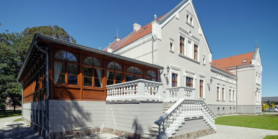 W Pałacu znajduje się również oranżeria, bar i biblioteka