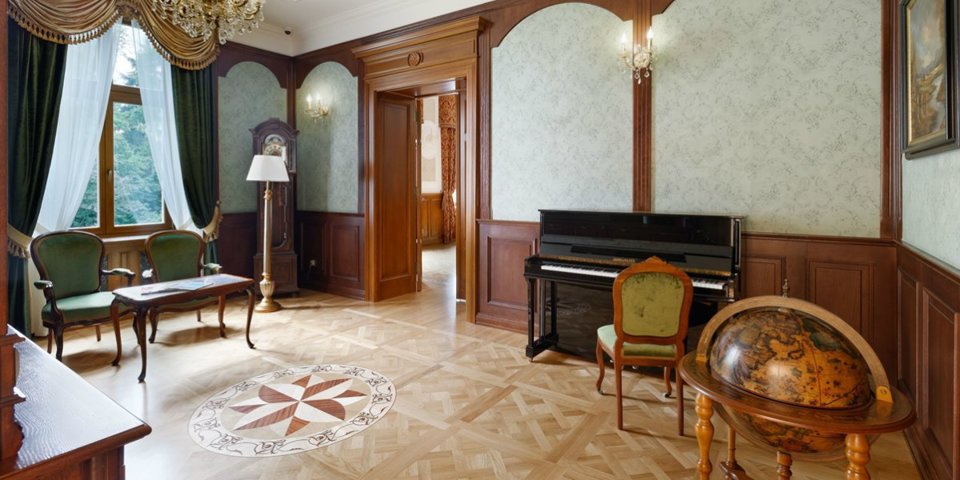 Liczne komnaty zachęcają do wypoczynku i zachłyśnięcia się atmosferą miejsca