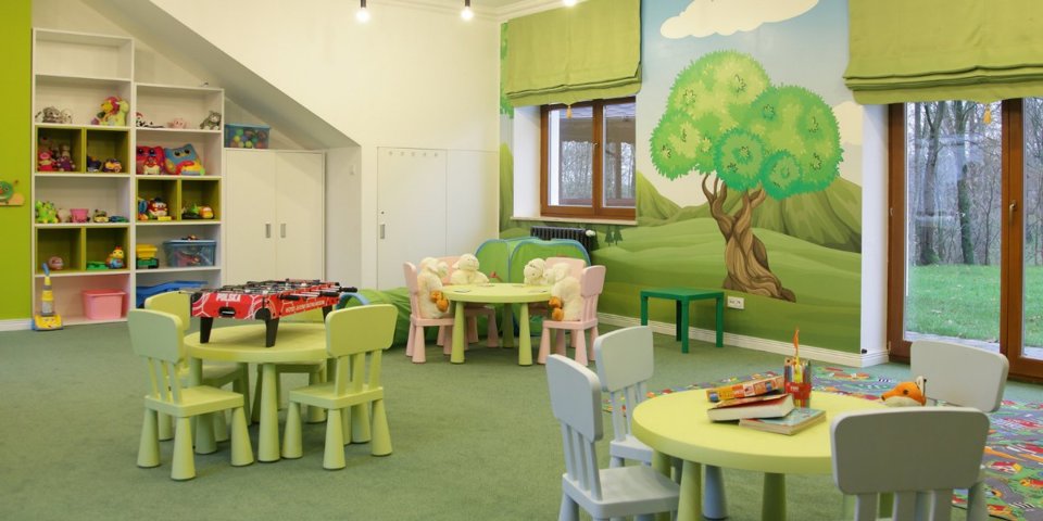 Znajduje się w nim sala zabaw i są organizowane animacje dla dzieci