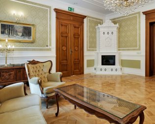 Pałacowe wnętrza urządzono z przepychem w bogatym, szlacheckim stylu