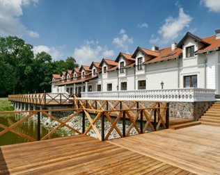Atutem Restauracji Szlacheckiej jest taras wychodzący na staw
