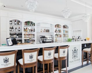 Dostępny jest także bar i bogata karta win