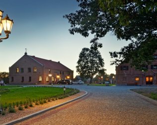 Na każdym kroku spotyka się stylowe lampy, brukowane alejki i wygodne ławki