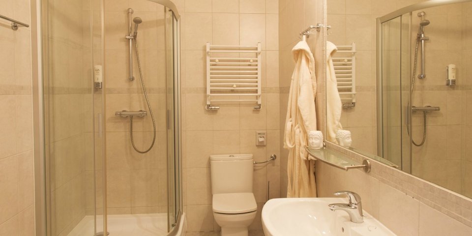 Łazienki są wyposażone w kabinę prysznicową