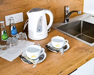 W mini aneksie kuchennym można przygotować sobie kawę lub herbatę