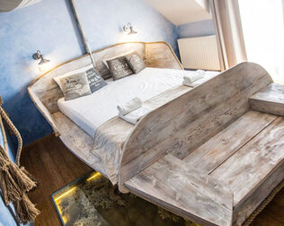 Błękitna Laguna to pokój z łożem stylizowanym na łódź