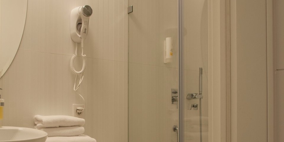 Łazienki wyposażone są w prysznic, suszarkę, komplet ręczników i kosmetyków