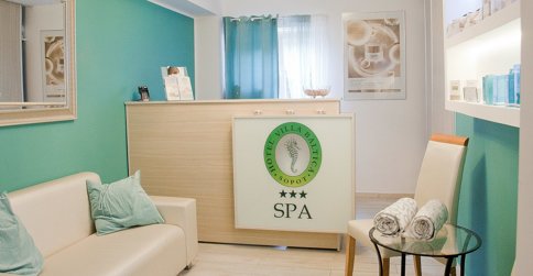 Hotel dysponuje centrum SPA z ofertą zabiegów relaksacyjnych i pielęgnacyjnych