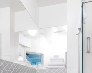 W pełni wyposażone, stylowe łazienki posiadają kabiny prysznicowe