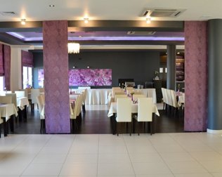 Restauracja jest zaprojektowana z akcentem odcieni fioletu i szarości