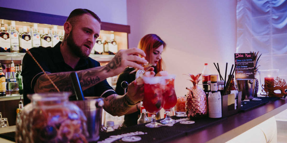 Goście mają możliwość skosztowania różnorodnych alkoholi w barze hotelowym