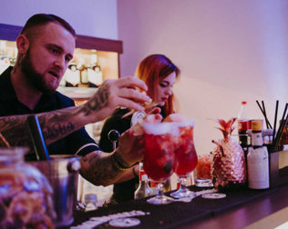 Goście mają możliwość skosztowania różnorodnych alkoholi w barze hotelowym