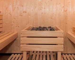 Dostępne są: sucha sauna fińska, sauna aromatyczno-ziolowa oraz łaznia parowa
