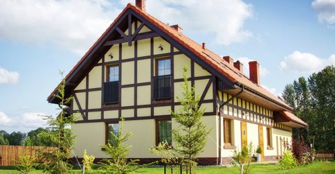 Przyjemna architektura nawiązuje do budowniczych tradycji na Mazurach