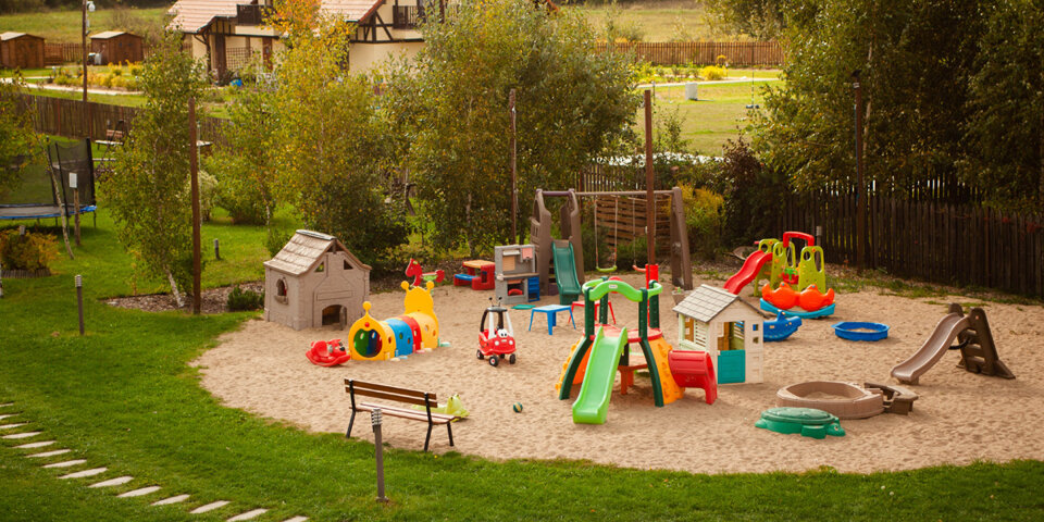 Na dzieci czeka bezpieczny plac zabaw na ogrodzonym terenie
