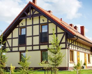 Przyjemna architektura nawiązuje do budowniczych tradycji na Mazurach