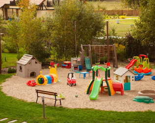 Na dzieci czeka bezpieczny plac zabaw na ogrodzonym terenie