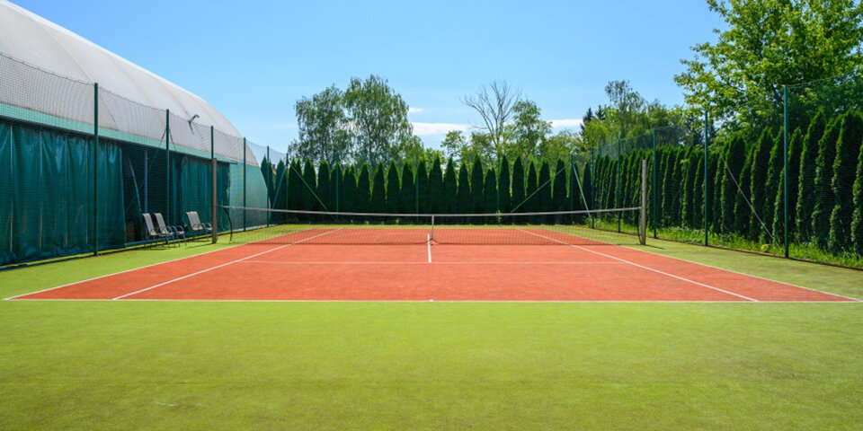 Przy hotelu działa klub tenisowy z kortami zewnętrznymi i krytymi