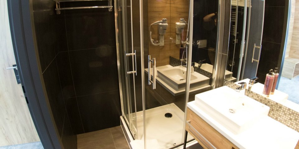 Łazienki z prysznicem wyposażono w suszarkę oraz komplet ręczników i kosmetyków