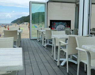 Na plaży znajduje się zaprzyjaźniony sezonowy Beach Bar Martini