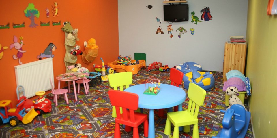 Dla dzieci urządzony jest atrakcyjny pokój zabaw