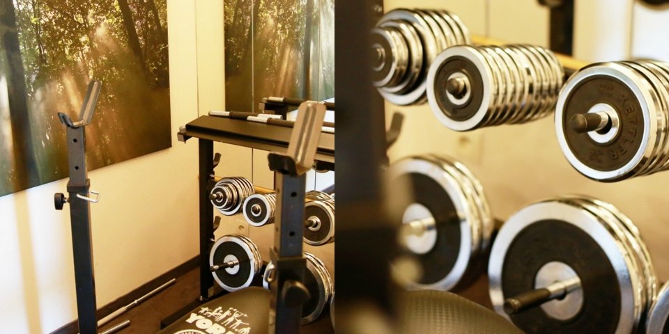 Sala fitness jest wyposażona w sprzęt zarówno do treningu cardio, jak i siłowego