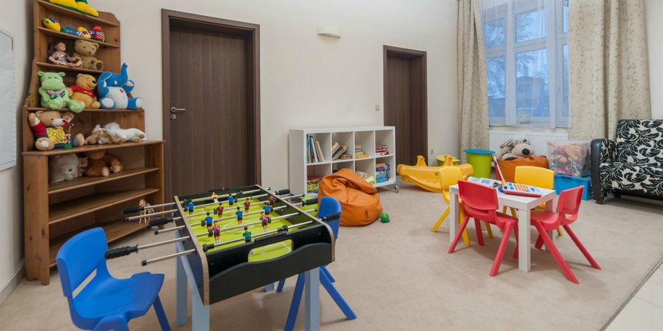 Dla najmłodszych gości urządzono atrakcyjny pokój zabaw