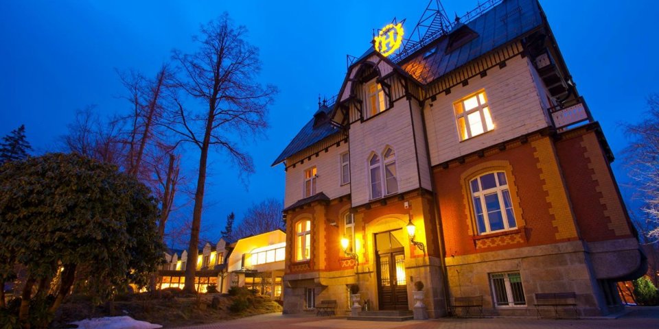 Hotel położony jest na wzniesieniu w centrum Szklarskiej Poręby