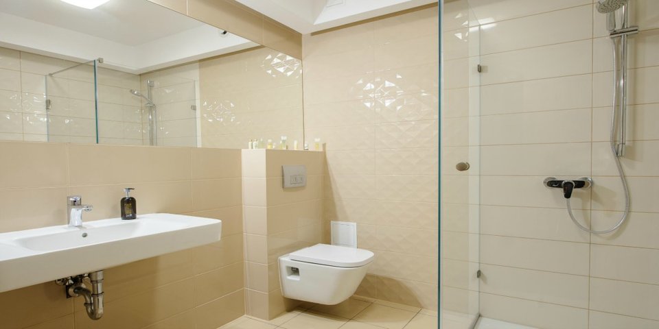 Nowoczesne łazienki wyposażono w kabinę prysznicową