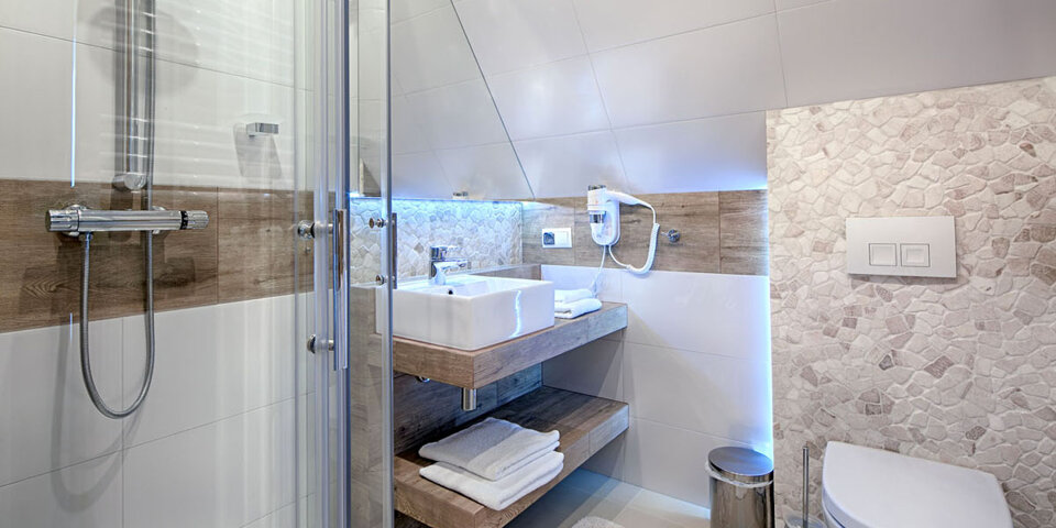 Każdy pokój dysponuje własną nowoczesną łazienką