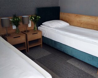W większości pokoi znajdują się pojedyncze łóżka