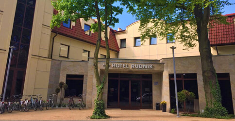 Hotel jest położony w otoczeniu lasu nad Wielkim Jeziorem Rudnickim w Grudziądzu