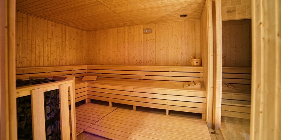 Goście mogą skorzystać m.in. z  sauny szwedzkiej, łaźni parowej