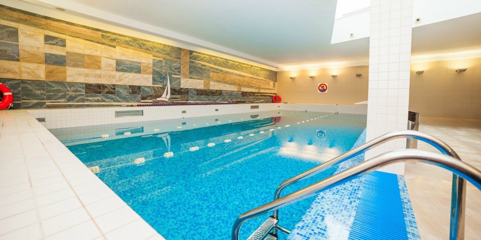 Kryty basen znajduje się w sąsiednim hotelu Premier Kraków****
