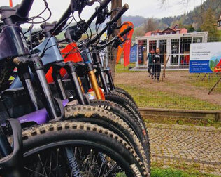 Ośrodek dysponuje własną wypożyczalnią rowerów dla dorosłych i dla dzieci