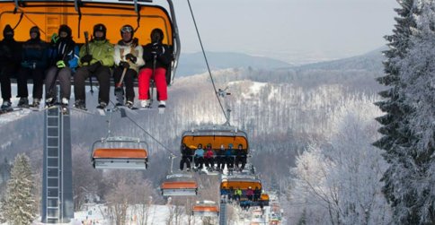 Na stoki Czarnego Gronia  można wjechać nowoczesnym wyciągiem narciarskim