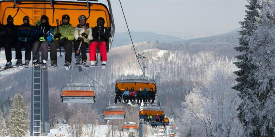 Na stoki Czarnego Gronia  można wjechać nowoczesnym wyciągiem narciarskim