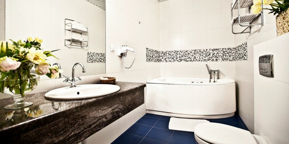 W łazienkach znajdują się kabiny prysznicowe lub wanny