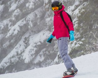 Aktywni goście mogą skorzystać w sezonie z okolicznych stoków narciarskich