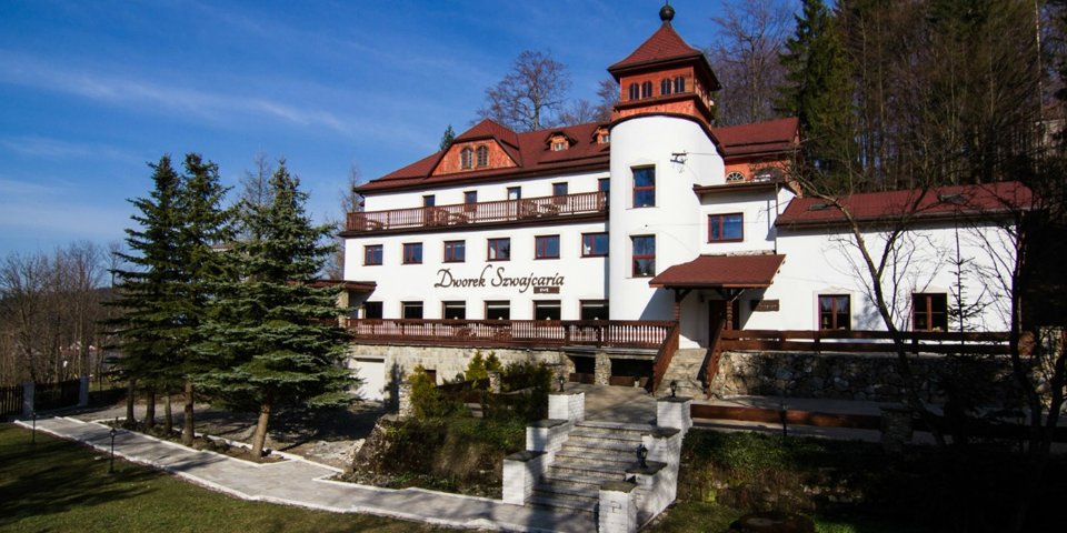 Budynek, w którym mieści się Dworek Szwajcaria, powstał w 1928 roku
