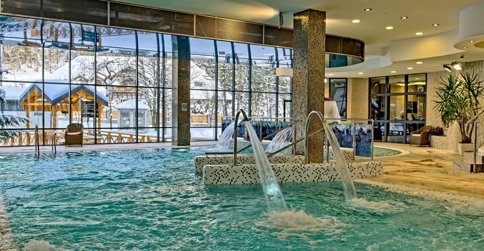 Goście mogą odprężyć się korzystając z basenu rekreacyjnego z atrakcjami wodnymi