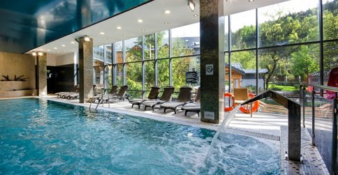 Goście mogą odprężyć się korzystając z basenu rekreacyjnego z atrakcjami wodnymi